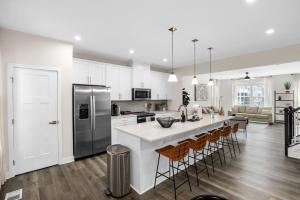 una cocina blanca con una gran isla en el medio en Dye Estates Luxury Home , Spacious Barefoot Landing Getaway, en North Myrtle Beach