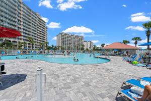 una piscina en un complejo con gente dentro en Dye Estates Luxury Home , Spacious Barefoot Landing Getaway, en North Myrtle Beach