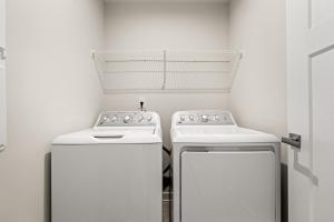 y cocina con 2 fogones y nevera. en Dye Estates Luxury Home , Spacious Barefoot Landing Getaway, en North Myrtle Beach