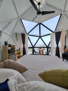 Postel nebo postele na pokoji v ubytování Sunrise Hill Glamping