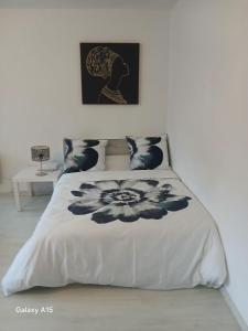 Katil atau katil-katil dalam bilik di Jolie appartement