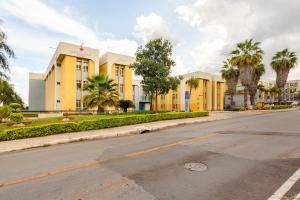 an empty street in front of a yellow building at Studio Sudoeste, conforto e segurança(5`Esplanada) in Brasilia +20 photos