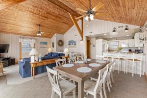 a dining room and living room with a table and chairs at Sandescape in Salvo