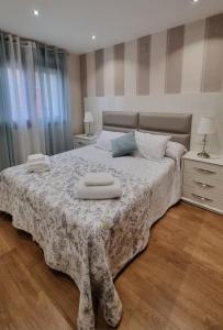 サン・シプリアンにあるA Casa de Chefaのベッドとタオル2枚のある寝室