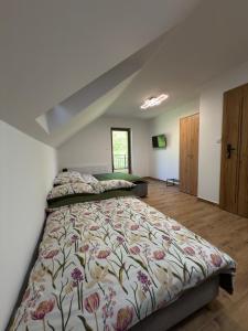 Uma cama ou camas num quarto em Domki Pod Wzgórzem