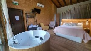 Łóżko lub łóżka w pokoju w obiekcie REMANSO DE TRASFONTAO Casa das Árbores & Bubble