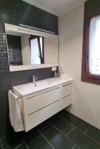 サン・シプリアンにあるA Casa de Chefaの白い洗面台と鏡のあるバスルーム +17枚の写真