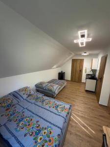 Uma cama ou camas num quarto em Domki Pod Wzgórzem