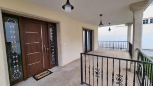 サン・シプリアンにあるA Casa de Chefaの廊下(木製のドア、バルコニー付)