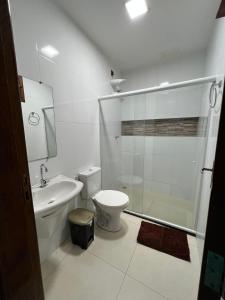 un bagno bianco con wc e doccia di Sítio João de Barro - Refúgio para descanso e lazer a Feira de Santana