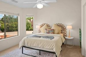 Ένα ή περισσότερα κρεβάτια σε δωμάτιο στο Sedona Southwest Home with Views Pool and Spa for Family