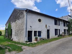 an old white building on the side of a road at Chambre d'hôtes tranquille avec entrée indépendante et parking à Ormes-et-Ville - FR-1-584-382 