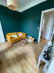 a living room with a couch and a table at Appart 4 pers centre-ville Bayonne proche du Stade Jean Dauger in Bayonne +1 photo