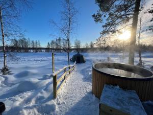 Aurora Igloo with Private Hot Tub by Invisible Forest Lodge v zimě
