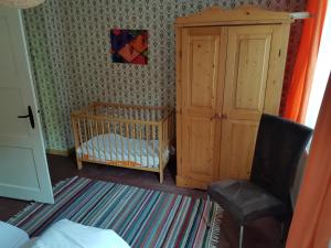 Katil atau katil-katil dalam bilik di Spacious group house in the Harz region
