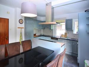 Dapur atau dapur kecil di Spacious group house in the Harz region