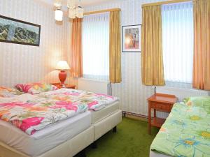 Katil atau katil-katil dalam bilik di Spacious group house in the Harz region