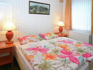Katil atau katil-katil dalam bilik di Spacious group house in the Harz region