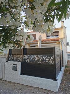 Το κτήριο όπου στεγάζεται  η παραθεριστική κατοικία