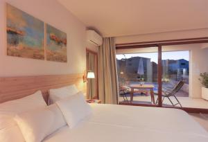 Giường trong phòng chung tại Villa Lojena, luxury studio with Jacuzzi id 112