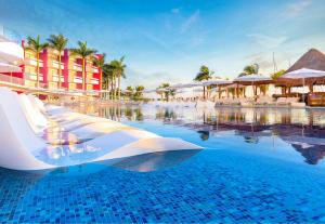 Bazén v ubytování Temptation Cancun Resort - All Inclusive - Adults Only nebo v jeho okolí