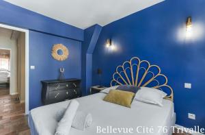 a blue bedroom with a bed with a blue wall at Les Bellevue Cité Trivalle, Cité 500m, free private car park on demand, free public car park 200m, aircon, WIFI, Cité view terrace in Carcassonne