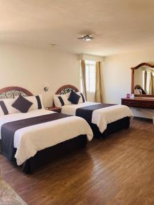 Postel nebo postele na pokoji v ubytování Hotel Argento Zacatecas + 18 fotografií