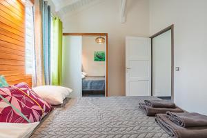 サンタンヌにあるVilla Orchidées - piscine privativeのベッドとタオル2枚のある寝室