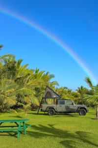 Gambar di galeri bagi Explore Maui's diverse campgrounds and uncover the island's beauty from fresh perspectives every day as you journey with Aloha Glamp's great jeep equipped with a rooftop tent di Paia