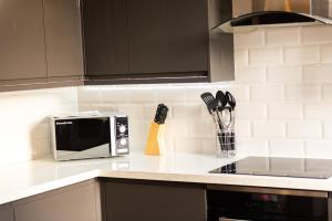 イプスウィッチにあるCozy 2BR 2BATH Apt in Central Ipswich - Sleeps 6 & Prime Locationのキッチン(電子レンジ、調理器具付) +15枚の写真