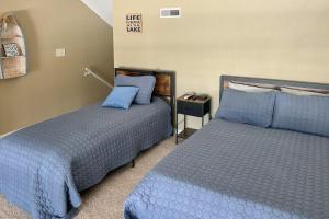 Postel nebo postele na pokoji v ubytování Lake It Easy Waterfront Ozarks Condo with Balcony!