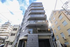 un edificio alto en una ciudad con edificios en Crest Tenma 2nd, 3rd, 4th floors - Vacation STAY 42276v, en Osaka