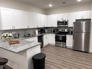 Kuchyň nebo kuchyňský kout v ubytování Stylish, King Bed, Ground Floor 2BR Apt, Near Pavilion & Mall