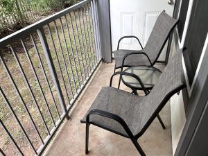 Balkón nebo terasa v ubytování Stylish, King Bed, Ground Floor 2BR Apt, Near Pavilion & Mall