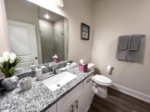Koupelna v ubytování Stylish, King Bed, Ground Floor 2BR Apt, Near Pavilion & Mall + 14 fotografií