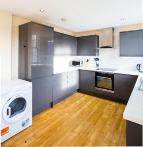イプスウィッチにあるCozy 2BR 2BATH Apt in Central Ipswich - Sleeps 6 & Prime Locationのキッチン(洗濯機、乾燥機付)