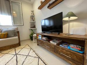 Oulad AkkouにあるThe Painter Houseの大型薄型テレビのあるリビングルーム