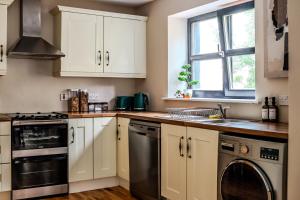 Cucina o angolo cottura di Spacious Apartment Killorglin Town Centre