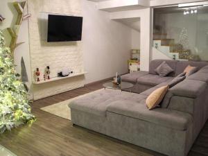 un soggiorno con un divano e una TV di Villa Sara a Vodice