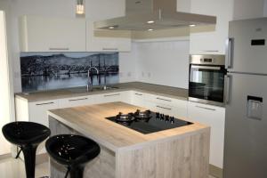 una cucina con un'isola in legno al centro di Villa Sara a Vodice