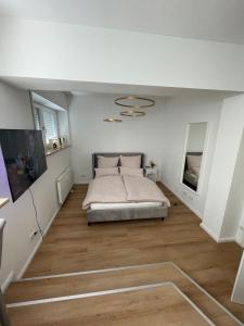 una camera da letto con un letto in una stanza bianca di Cozy studio apartment a Neuburg an der Donau