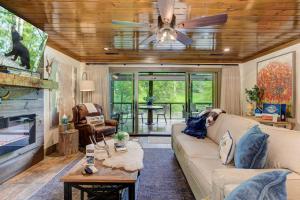 un salon avec un canapé et un ventilateur de plafond dans l'établissement River Cottage of Blue Ridge - Outdoor Lounge with Gorgeous Views + a Hot Tub and Firepit!, à Blue Ridge