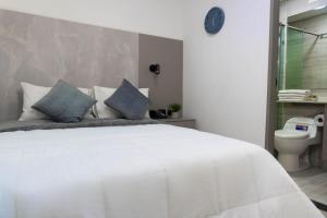 Postel nebo postele na pokoji v ubytování ApartaHotel Estadio