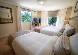 拉安戈斯图拉镇La Comarca Resort & Spa的一间有两张床和一扇窗户的酒店房间 更多33张照片