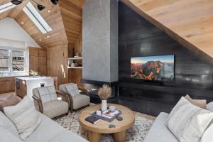 テルライドにあるThe Perch by Exceptional Staysのソファと壁掛けテレビのあるリビングルーム