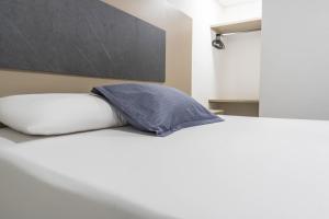 Postel nebo postele na pokoji v ubytování ApartaHotel Estadio