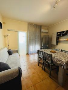 una sala de estar con una mesa y un sofá en La casa di Angy, en Terrasini