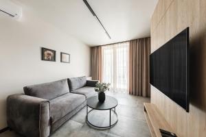 a living room with a couch and a table at PLATiNiUM RESiDENCE GARDEN SASKI - "CENTRUM" in Lublin +31 photos