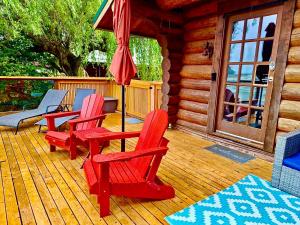 Balkón nebo terasa v ubytování The Beach House Texada - Oceanfront Cabin