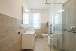 Quartu Sant'ElenaにあるIris Sun Suite - Comfort & Dreamy Beachesの洗面台、トイレ、シャワー付きのバスルーム +28枚の写真